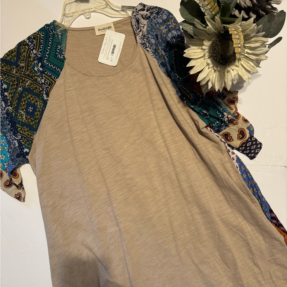 Nice new with tags top. LG
